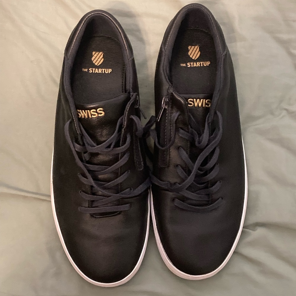 Men’s K SWISS leather shoes size 11 in colors black and white !
